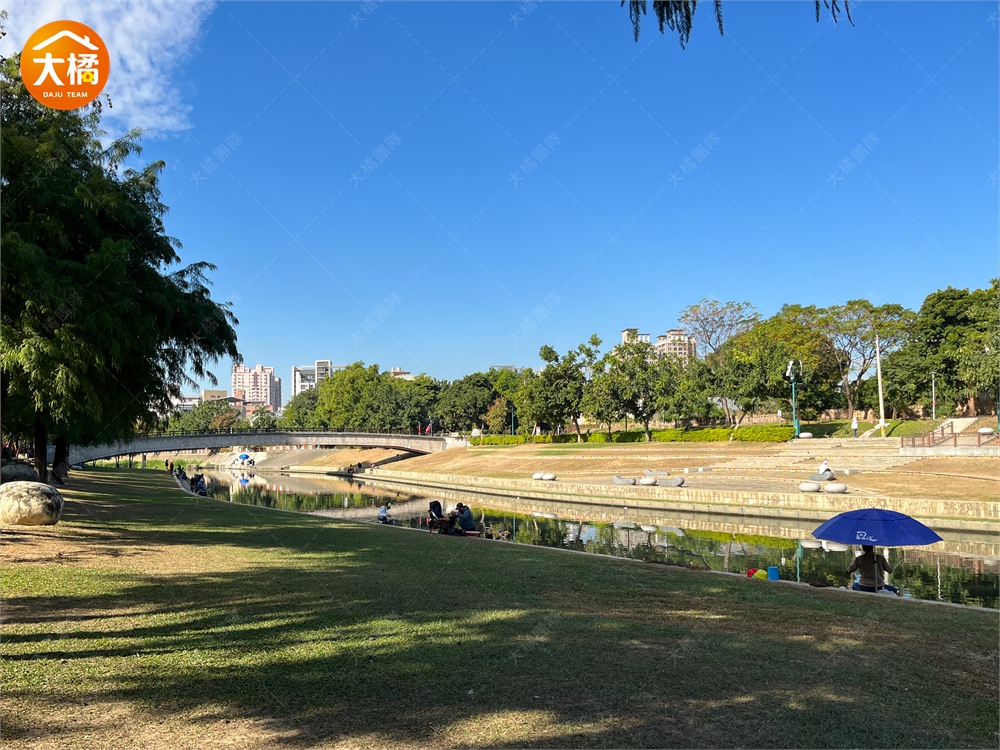 興大康橋旱溪水岸草地與河岸休憩空間