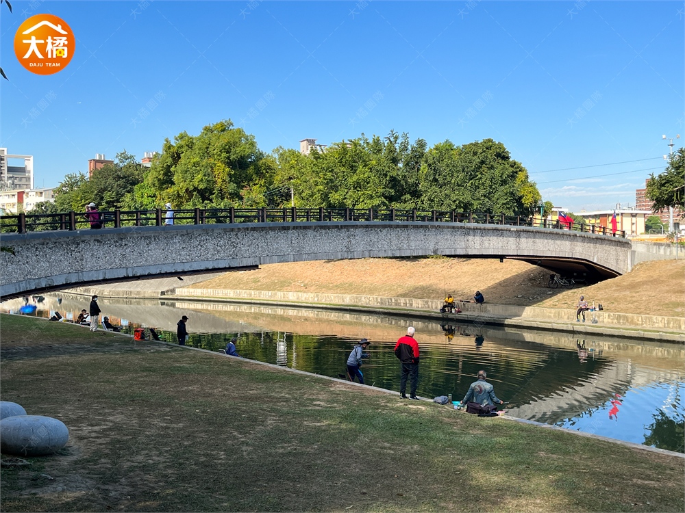 興大康橋拱形景觀橋與旱溪親水空間