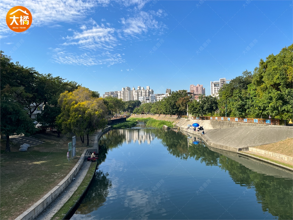 從興大康橋俯瞰旱溪水岸與河岸綠地